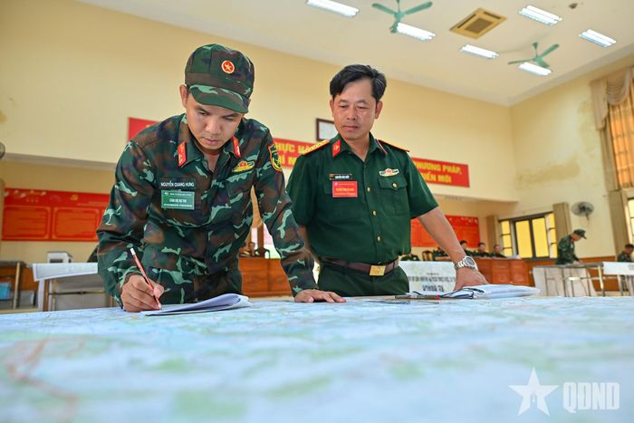  Đại tá Nguyễn Văn Thủy theo dõi thí sinh làm bài thi.