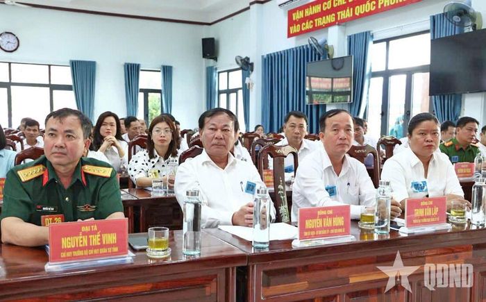 Đại tá Nguyễn Thế Vinh và các đại biểu dự khai mạc.
