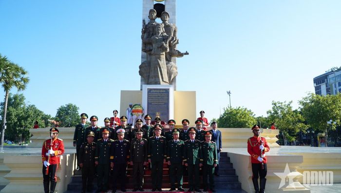 Thượng tướng Nguyễn Trường Thắng và đoàn công tác Bộ Quốc phòng dâng hương, đặt vòng hoa tại Đài Hữu nghị Việt Nam - Campuchia.