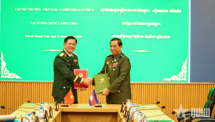 Thượng tướng Nguyễn Trường Thắng và Đại tướng Khieu Chhen ký Biên bản Đối thoại Chính sách quốc phòng Việt Nam - Campuchia lần thứ 9.