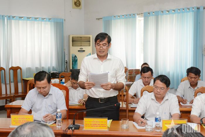 Lãnh đạo Đảng ủy phường Trảng Bàng báo cáo với Đoàn kiểm tra, giám sát.