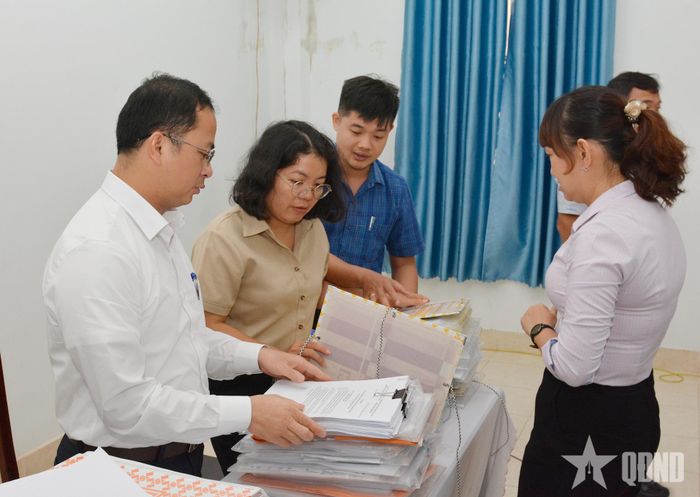 Thành viên Đoàn kiểm tra, giám sát kiểm tra hệ thống sổ sách của Đảng ủy xã Phước Thạnh.