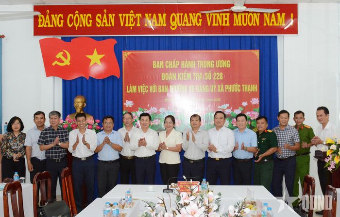 Đoàn kiểm tra, giám sát và cán bộ xã Phước Thạnh.