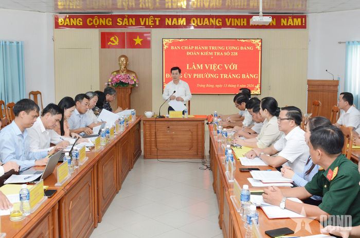 Thượng tướng Đỗ Xuân Tụng làm việc với Đảng ủy phường Trảng Bàng.
