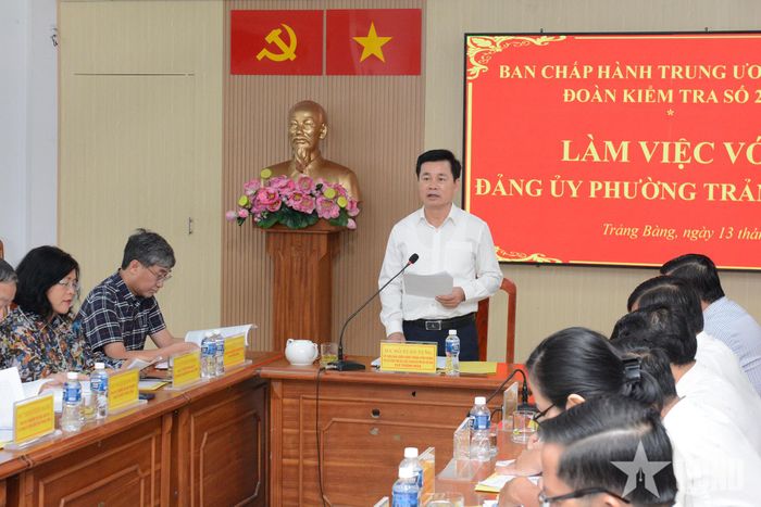 Thượng tướng Đỗ Xuân Tụng nhận xét sơ bộ buổi làm việc với Đảng ủy phường Trảng Bàng.