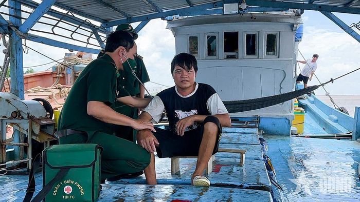  Quân y Hải đội Biên phòng thăm khám sức khỏe cho các ngư dân. 