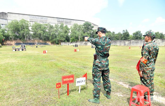 Các thí sinh thi bắn súng K54.