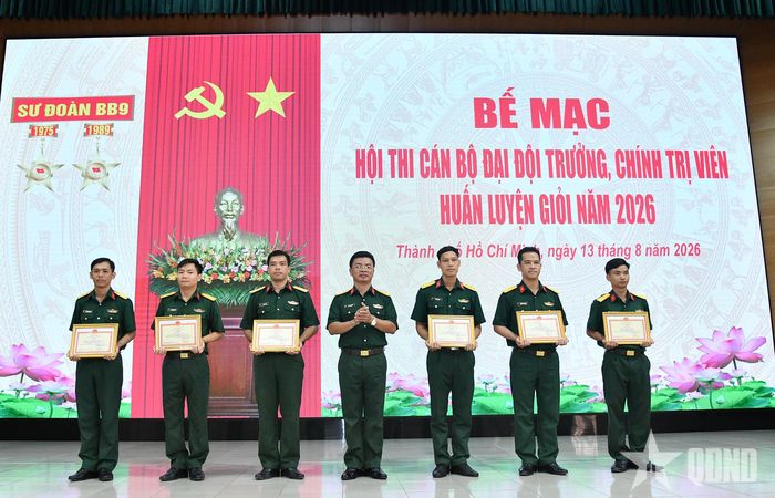 Đại tá Lê Văn Quyết, Sư đoàn trưởng Sư đoàn 9 trao thưởng cho các cá nhân đạt thành tích cao.