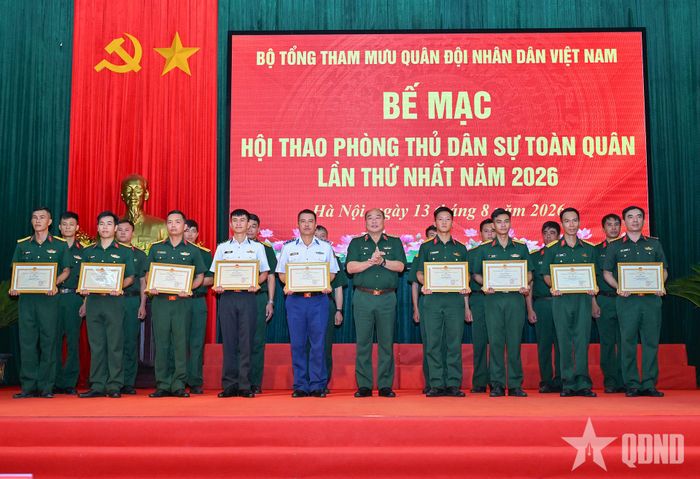 Trung tướng Lê Quang Đạo trao thưởng các tập thể có thành tích tiêu biểu tại hội thao.