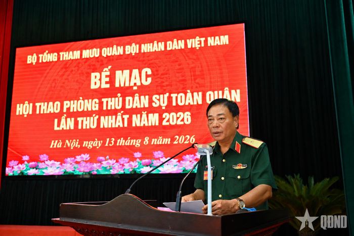 Thiếu tướng Phạm Văn Tỵ báo cáo kết quả hội thao.