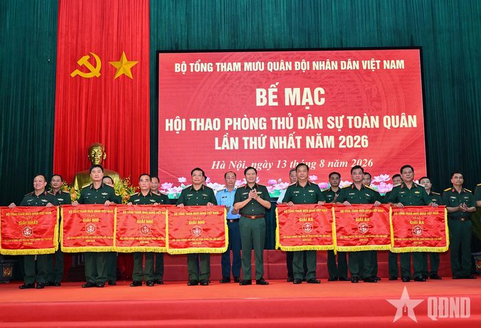 Đại tướng Nguyễn Tân Cương trao cờ tặng các đội tuyển đoạt giải cao tại hội thao.