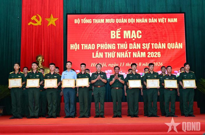 Thiếu tướng Nguyễn Đình Hiền, Tư lệnh Binh chủng Hóa học và Thiếu tướng Phạm Văn Tỵ trao thưởng các tập thể có thành tích nổi bật tại hội thao.