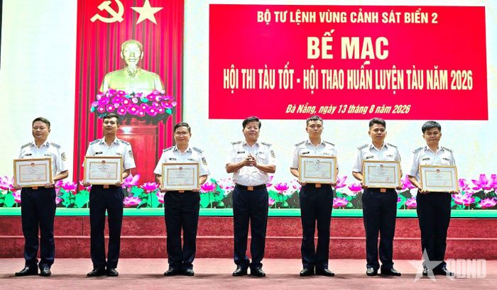  Thiếu tướng Trần Quang Tuấn, Tư lệnh Vùng Cảnh sát biển 2 khen thưởng các tập thể đạt thành tích cao trong Hội thi tàu tốt, Hội thao huấn luyện tàu năm 2026. 