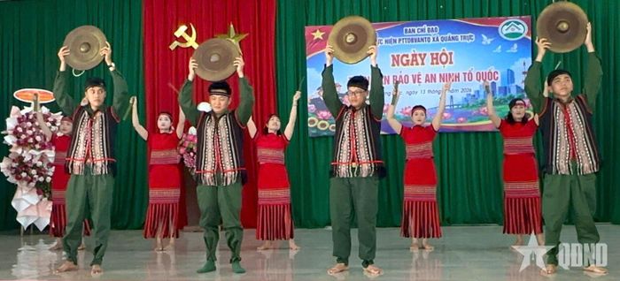  Đoàn Kinh tế - Quốc phòng 726 tham gia biểu diễn cồng chiêng, tạo không khí vui tươi, đoàn kết tại Ngày hội toàn dân bảo vệ an ninh Tổ quốc. 
