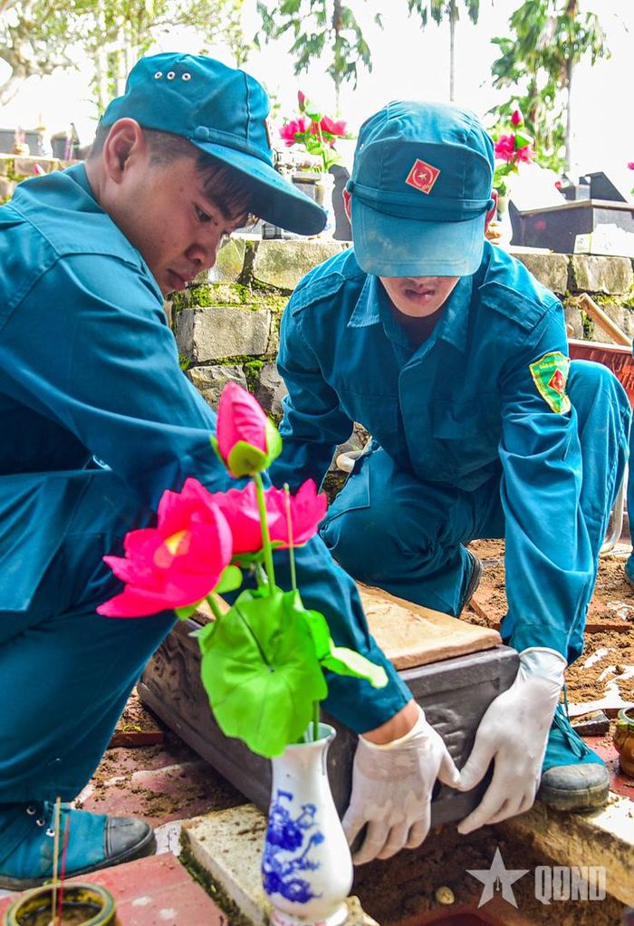 Quách hài cốt liệt sĩ được đưa lên khỏi phần mộ phục vụ công tác lấy mẫu ADN. 