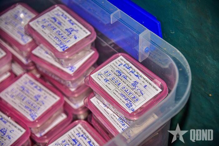Các mẫu sinh phẩm được bảo quản, ghi đầy đủ thông tin, bảo đảm phục vụ công tác xét nghiệm và xác định danh tính liệt sĩ. 