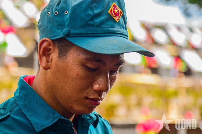 Mỗi cán bộ, chiến sĩ thực hiện nhiệm vụ bằng sự tri ân sâu sắc đối với các anh hùng liệt sĩ. 
