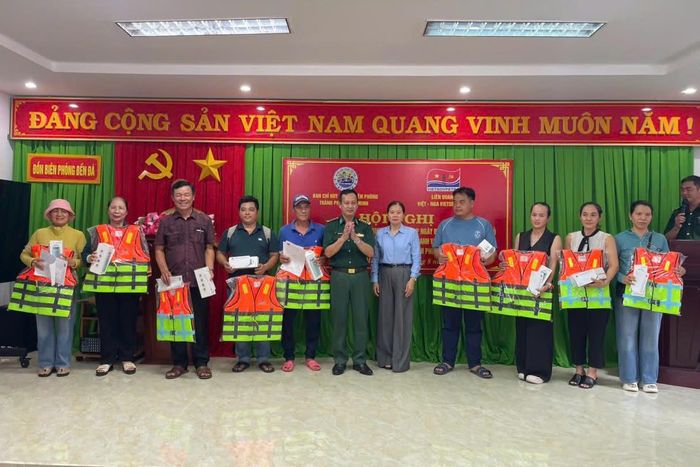  Trao quà tặng các ngư dân phường Vũng Tàu.  