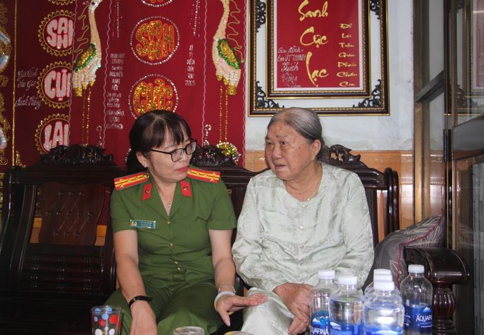 Đại tá Võ Thị Trinh ân cần thăm hỏi sức khỏe, đời sống thân nhân các đồng chí nguyên lãnh đạo Công an tỉnh Quảng Nam - Đà Nẵng.