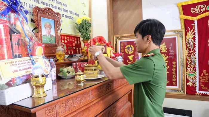 Đại tá Trần Minh Nguyên dâng hương tưởng nhớ các đồng chí nguyên là lãnh đạo Công an TP Đà Nẵng qua các thời kỳ.