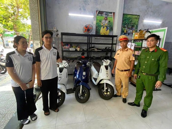 Lực lượng Công an tuyên truyền và nhắc nhở các điểm cho thuê xe.