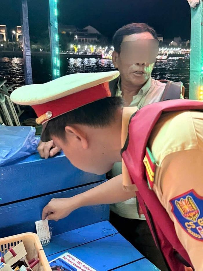 Lực lượng Cảnh sát giao thông kiểm tra các phương tiện và kiểm tra test ma túy.