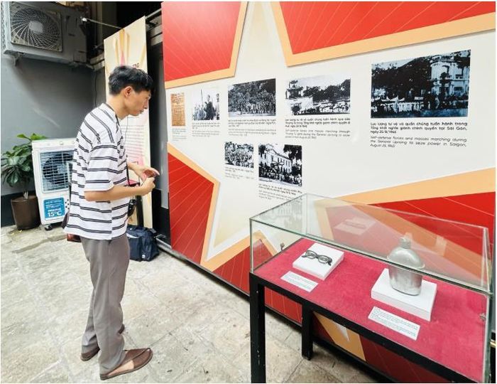 Trưng bày được thể hiện qua ba nội dung: "Sự ra đời của lực lượng Công an nhân dân", "Tâm son, chí thép", "Tiếp bước cha anh - Giữ vững bình yên Tổ quốc" (Ảnh: Thuỳ Dương).