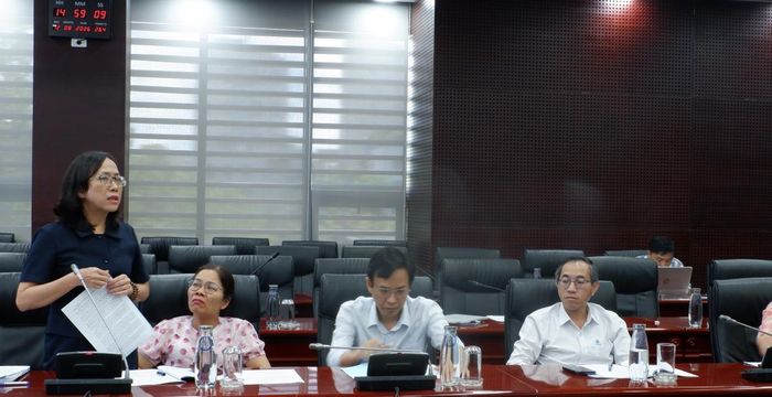 Lãnh đạo Sở Y tế báo cáo tình hình liên quan đến công tác khám chữa bệnh BHYT cùng những khó khăn trong việc đồng bộ dữ liệu dân cư và phần mềm khám sức khỏe trên địa bàn thành phố.