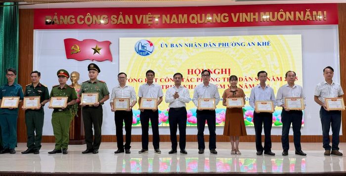 Lãnh đạo phường An Khê trao khen thưởng cho các tập thể, cá nhân.