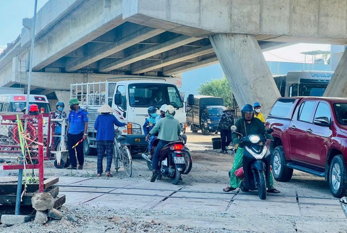 Sáng nay (13-8), rào chắn đường sắt đã điều chỉnh để thông xe.