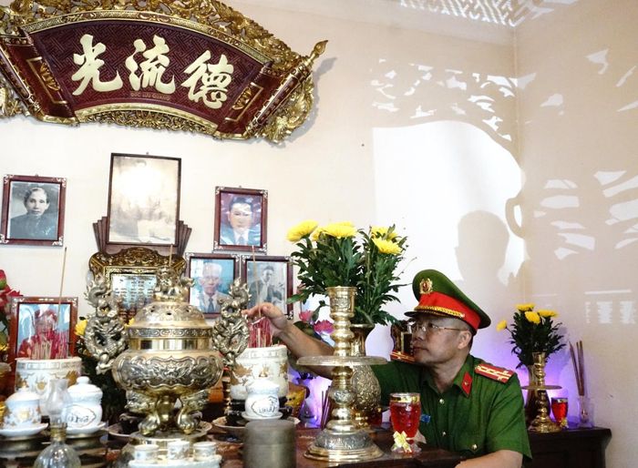 Đại tá Nguyễn Hà Lai thắp hương tại gia đình các đồng chí nguyên là lãnh đạo Công an thành phố qua các thời kỳ
