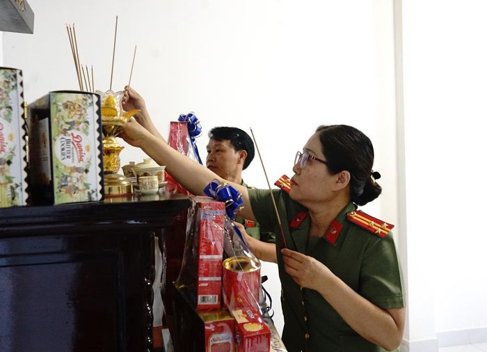 CBCS trong đoàn thắp hương tại gia đình các đồng chí nguyên là lãnh đạo Công an thành phố qua các thời kỳ
