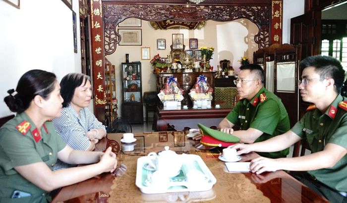 Đại tá Nguyễn Hà Lai thăm hỏi thân nhân gia đình các đồng chí nguyên là lãnh đạo Công an thành phố qua các thời kỳ
