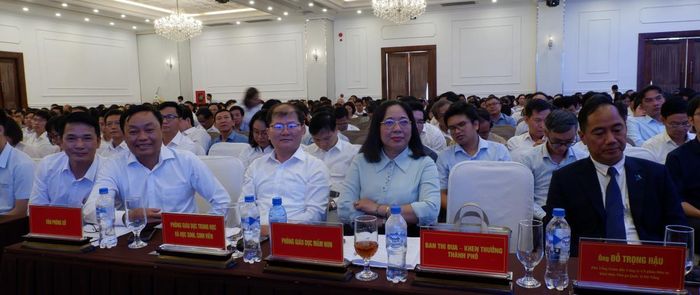Đội ngũ cán bộ quản lý giáo dục cùng đại diện lãnh đạo các trường học trên địa bàn thành phố tham dự hội nghị. Ảnh: P.T