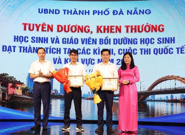 Lãnh đạo Sở GD-ĐT TP Đà Nẵng khen thưởng 2 giáo viên tham gia bồi dưỡng học sinh đạt thành tích cao.