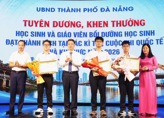 Phó Bí thư Thành ủy Đà Nẵng Ngô Xuân Thắng cùng lãnh đạo Sở GD-ĐT TP Đà Nẵng tuyên dương khen thưởng 3 học sinh đạt thành tích xuất sắc tại đấu trường quốc tế.