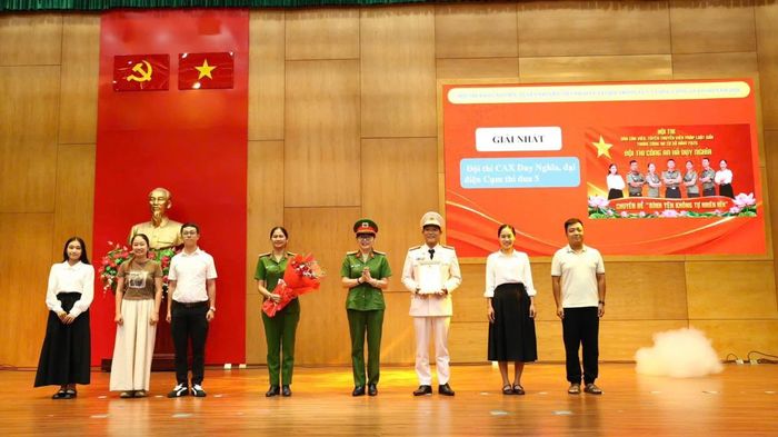 Đại tá Võ Thị Trinh trao tặng giải nhất cho CAX Duy Nghĩa.