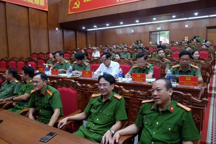 Ban giám khảo hội thi cùng các cổ động viên tham gia cổ vũ tại hội thi.