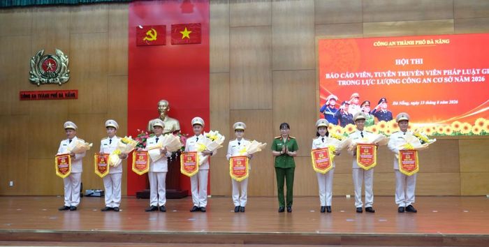 Đại tá Võ Thị Trinh trao tặng hoa chúc mừng 8 đội thi tham gia.