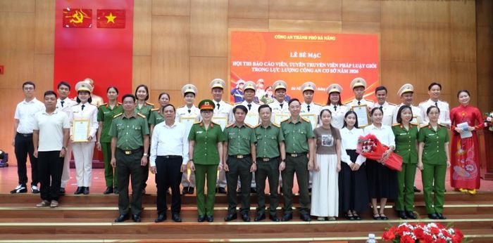 BTC chụp hình lưu niệm cùng các đội tham gia hội thi lần này.