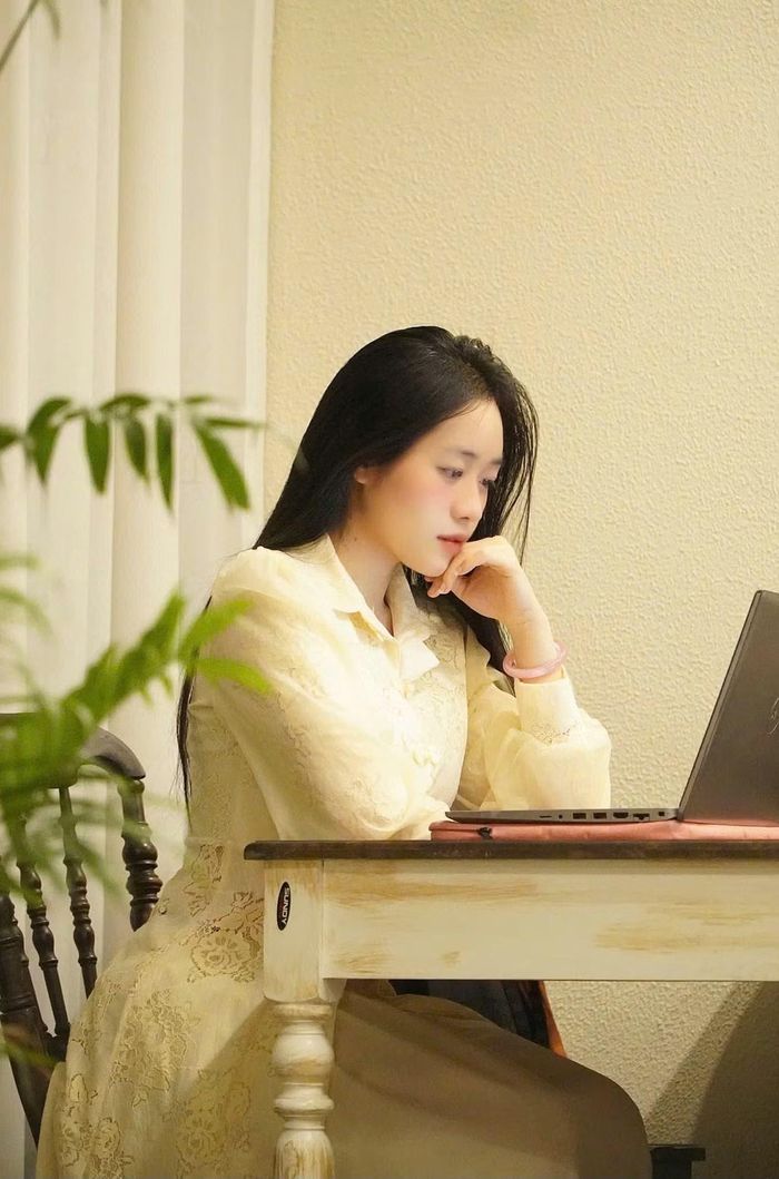 Nhìn một Diệu Linh tự tin làm chủ sân khấu ở thời điểm hiện tại, ít ai biết rằng, cô từng là một “mọt sách” chính hiệu với tính cách khép kín, hướng nội và luôn rụt rè trước đám đông.