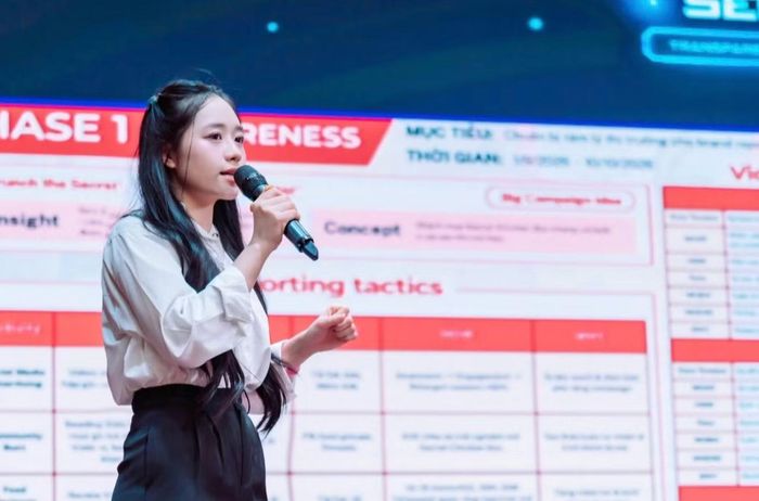 Xuất thân trong một gia đình có truyền thống gắn bó với ngành giáo dục, định hướng của người thân từng có sự khác biệt lớn với ước mơ truyền thông mà cô ấp ủ.