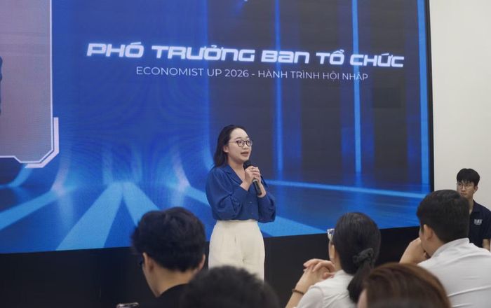 Yến Nhi phát biểu tại 'Cuộc thi Economist Up'.