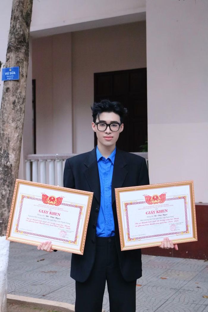 Đỗ Văn Ngọc nhận giấy khen vì những đóng góp trong công tác Đoàn và phong trào thanh niên.