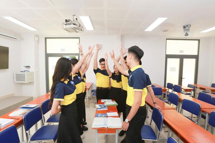  Sinh viên ngành Marketing Trường ĐH Tài chính Marketing TPHCM trong giờ học nhóm 