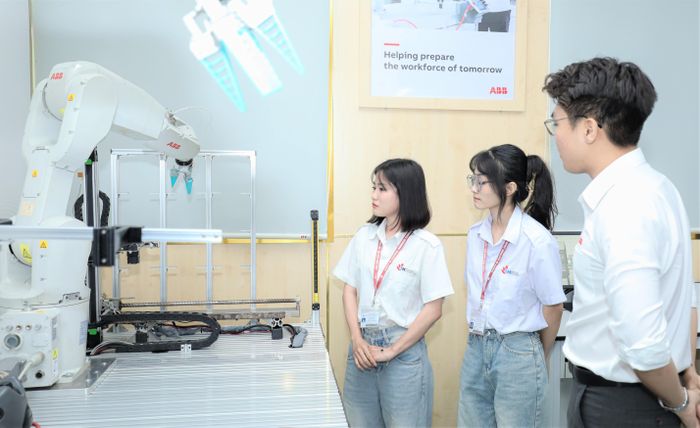  Sinh viên Khoa Công nghệ điện Trường ĐH Công nghiệp TPHCM trong giờ thực hành 