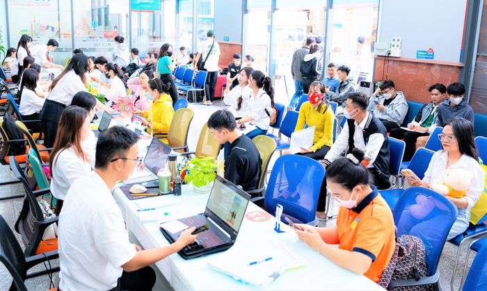  Cán bộ tuyển sinh Trường ĐH Công nghệ TPHCM hướng dẫn thi sinh đăng ký xét tuyển 