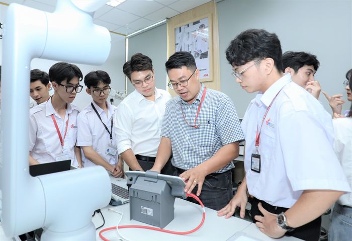  Giảng viên hướng dẫn sinh viên học thực hành tại phòng thí nghiệm Robot và trí tuệ nhân tạo Trường ĐH Công nghiệp TPHCM 