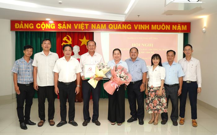  Các đại biểu dự Hội nghị chụp ảnh lưu niệm, chúc mừng đồng chí Lưu Hoàng Tân, Bí thư Đảng ủy, Chủ tịch Công ty. 