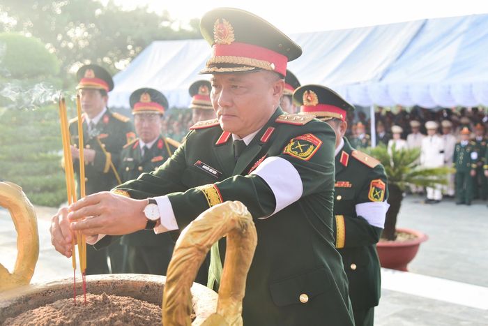  Thượng tướng Nguyễn Văn Hiền, Thứ trưởng Bộ Quốc phòng dâng hương tưởng nhớ các Anh hùng liệt sĩ 
